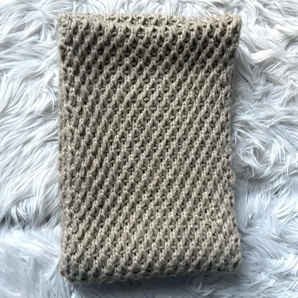 Old Navy Infinity Chunky Crochet Knitted Cowl Scarf beige camel tan